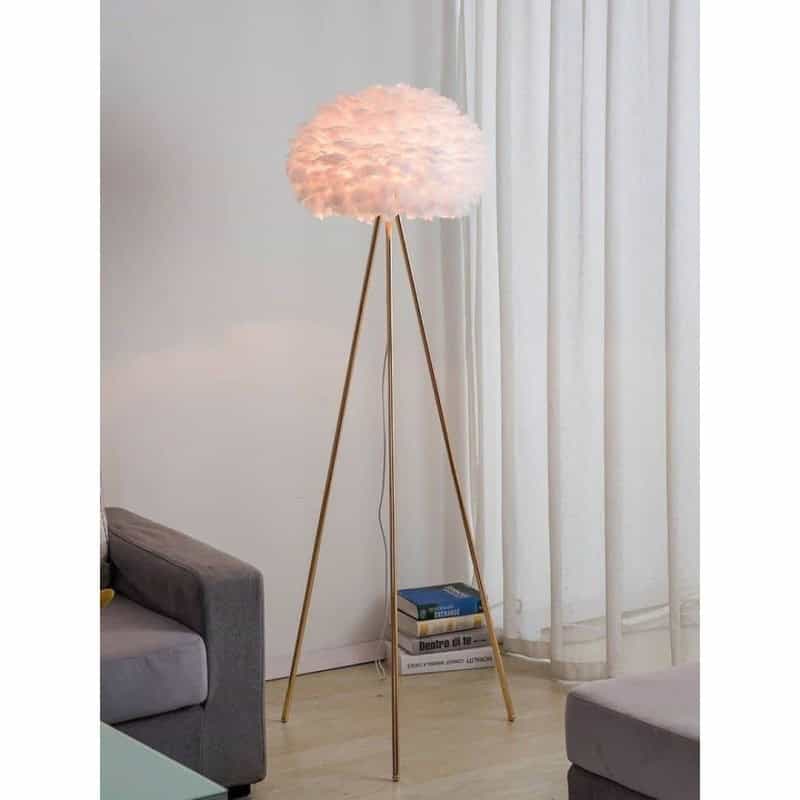 Lampadar trepied din metal auriu cu abajur din pene roz, 150 cm