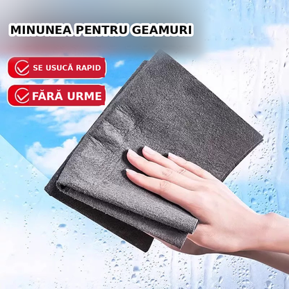 Lavetă din microfibră folosită pe un geam