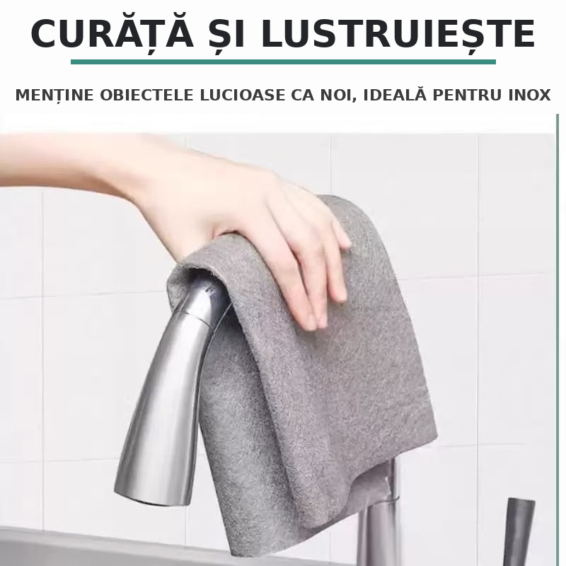 Lavetă din microfibră folosită pe un robinet de inox
