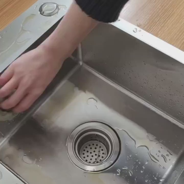 Demonstrație: laveta din microfibră șterge blatul de bucătărie și jaluzelele