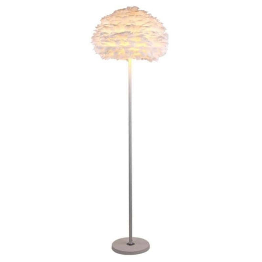 Lampadar cu abajur rotund din pene albe, tijă dreaptă și bază rotundă, pe fundal alb