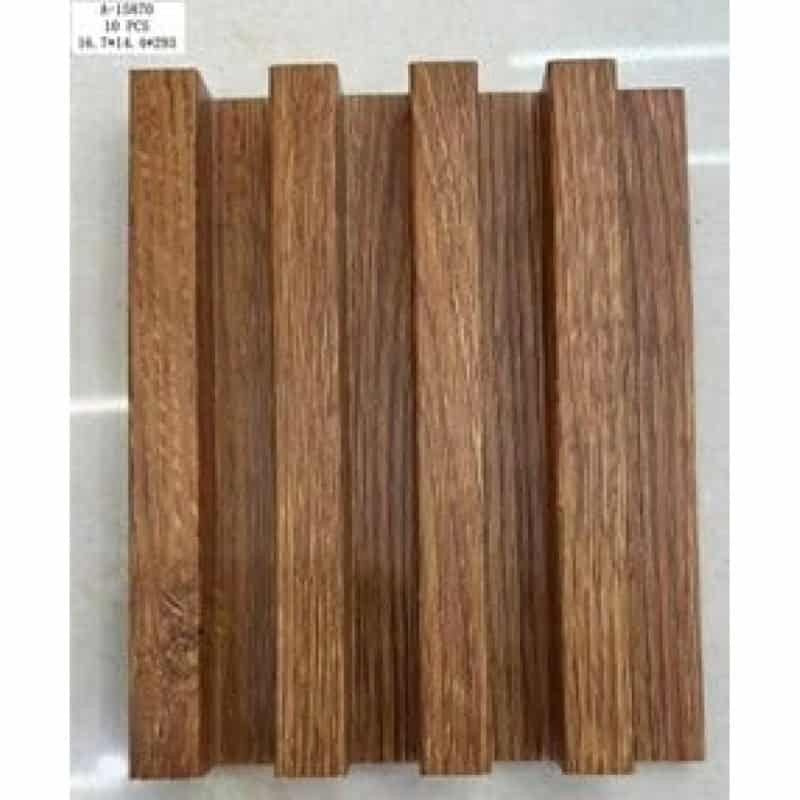 Panou decorativ tip riflaj din PVC cu finisaj imitație lemn deschis, montat pe perete